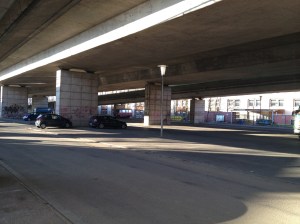 Und so sieht es unter der Brücke aus. Vor allem Nachts ein unheimlicher Ort.