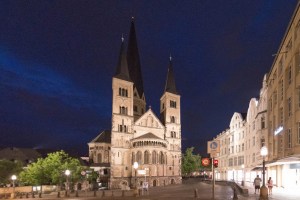 Das Bonner Münster bei Nacht.