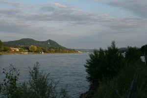 Blick von Rheinufer aufs Siebengebirge.