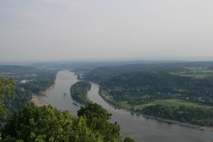 Der Blick hinunter ins Rheintal. Hier findet ihr die "Magie hinter den sieben Bergen".