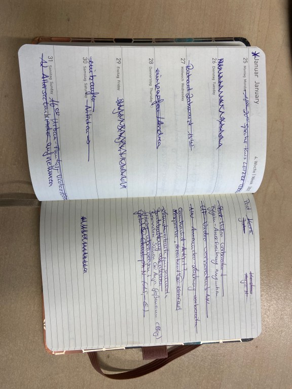 Die gleiche Doppelseite, jetzt beschriftet und bekritzelt: ein bis zwei Einträge je Tag, entweder durchgestrichen oder durchgekrakelt; auf der Notizseite 16 größtenteils durchgestrichene Einträge.