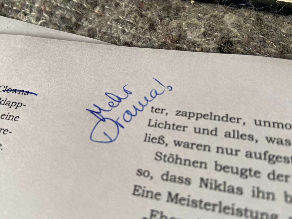 Großaufnahme eines Manuskriptausdrucks, handschriftlich ist eingefügt: "Mehr Drama!"