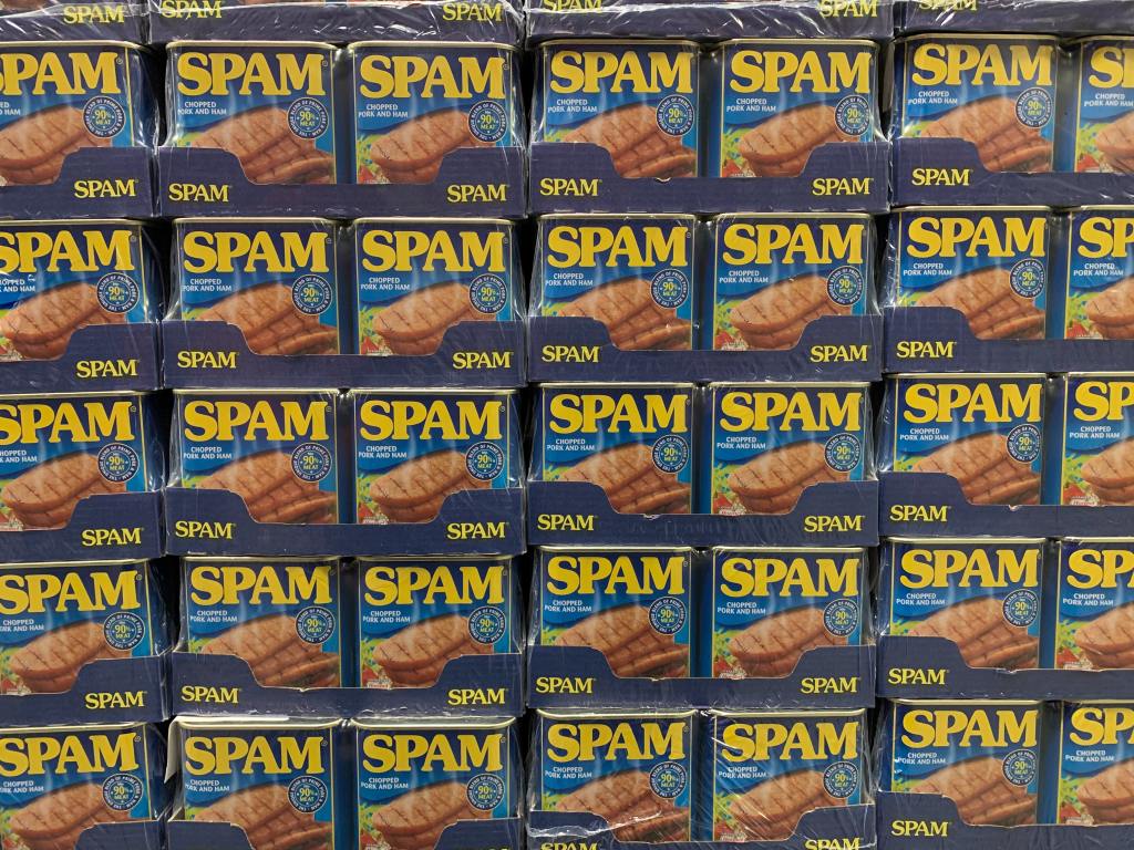 Eine Wand aus "Spam"-Dosen. (Spam ist Frühstücksfleich in so eckigen Konserven.)