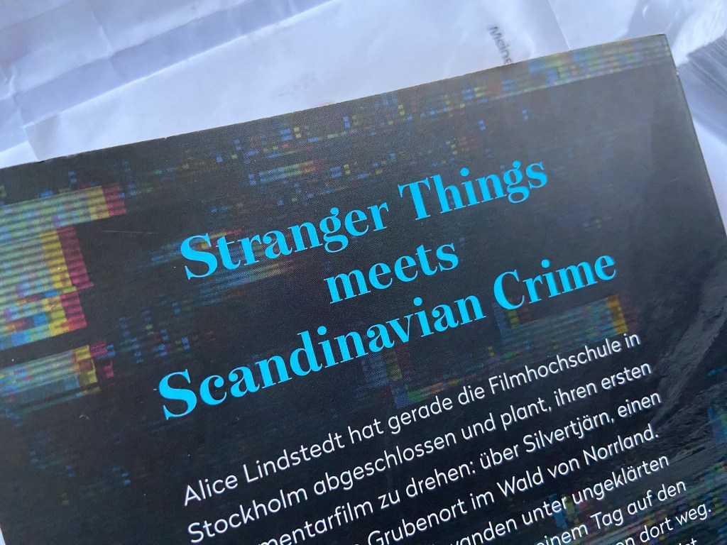 Ausschnitt der Buchrückseite. In blauer Schrift ist zu lesen: Stranger Things meets Scandinavian Crime.