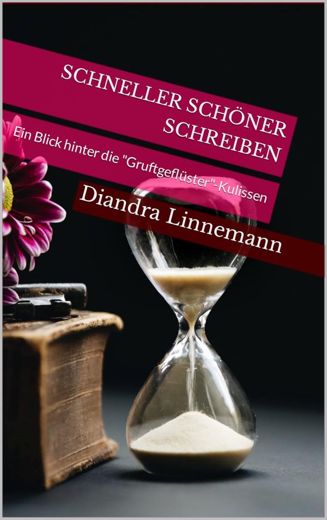 Buchcover "Schneller schöner schreiben. Ein Blick hinter die Gruftgeflüster-Kulissen. Diandra Linnemann". Man sieht vor dunklem Hintergrund  links angeschnitten eine Blume mit rotvioletten Blütenblättern, einen Schlüssel und ein dickes, sehr altes Buch. Daneben, zentral auf dem Cover, steht eine gläserne Sanduhr, durch die schon beinahe aller Sand hindurchgelaufen ist. Titel und Autorinnenname stehen schräg oben auf dem Cover und sind mit roten Balken hinterlegt.