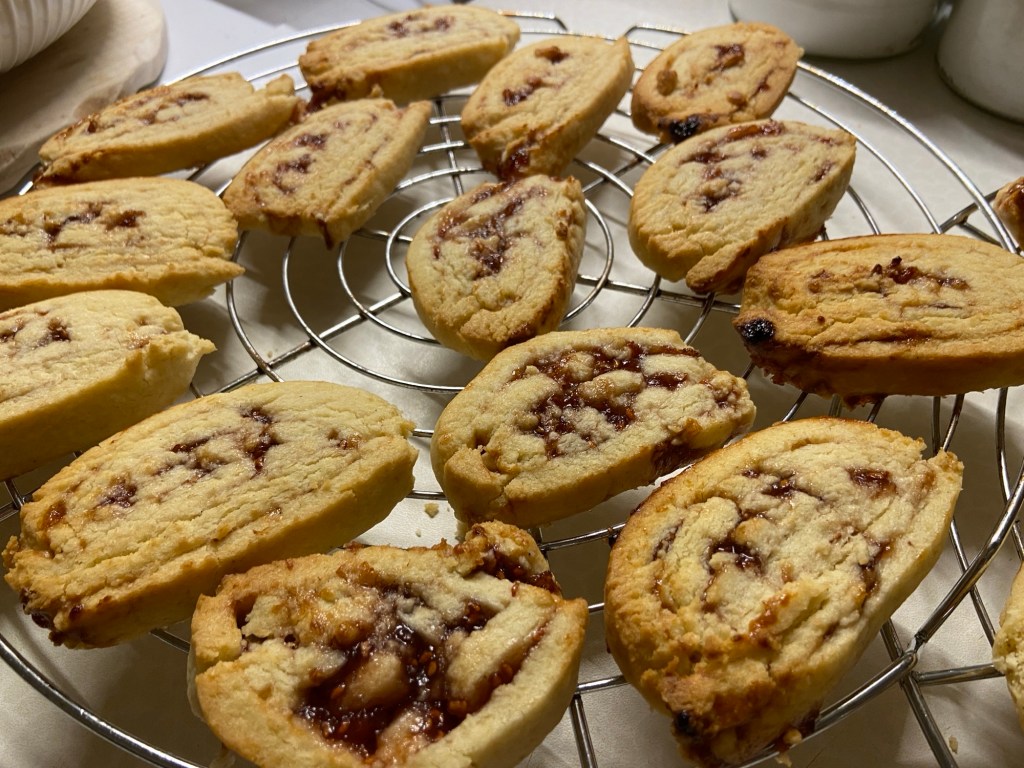 Sehr hausgemachte Rollenkekse, denen man das Gelee, mit dem der Teig bestrichen wurde, kaum noch ansieht. Sie sind eher oval, das Gelee klebt überall herum oder ist nicht zu sehen.