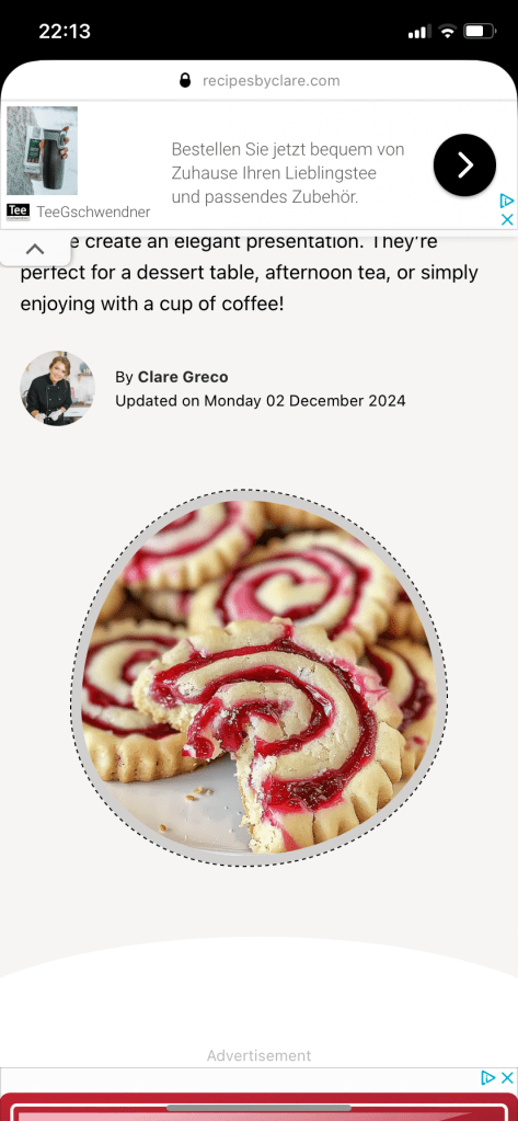 Screenshot von einem Blog "Recipes by Clare dot com" mit einem Bildausschnitt, der perfekte Spiralkekse mit eingekerbten Spiralen voll mit rotem Gelee zeigt.