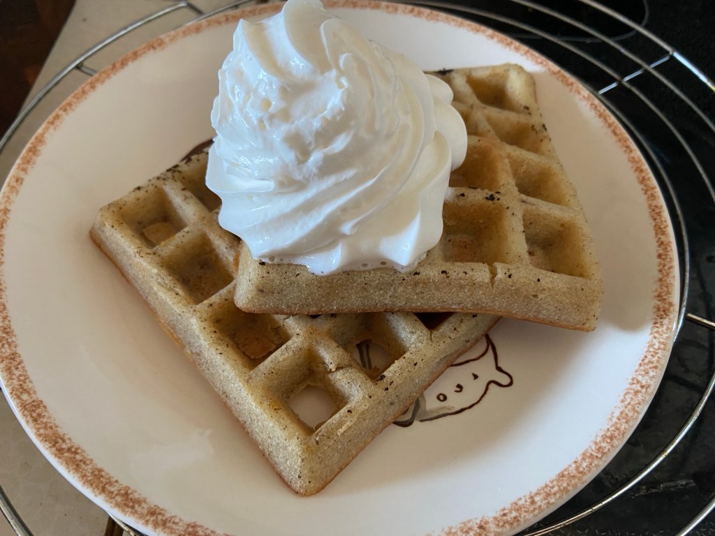 Zwei eckige Waffeln mit Schlagsahne,