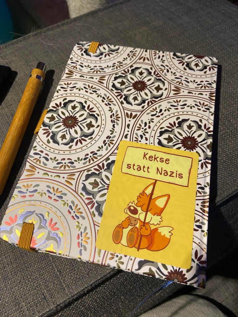 Rückseite des neuen Kalenders mit einem Aufkleber, der eine Fuchs zeigt. Der Fuchs hält ein Protestschild: KEKSE STATT NAZIS. 