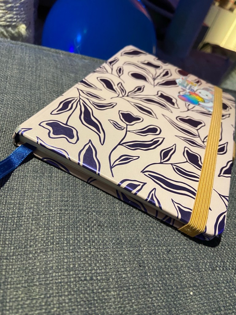 Blich auf den unteren Rand des alten Kalenders. Der feste Umschlag ist nur leicht abgestoßen, die Oberfläche glatt und nicht beschädigt. 