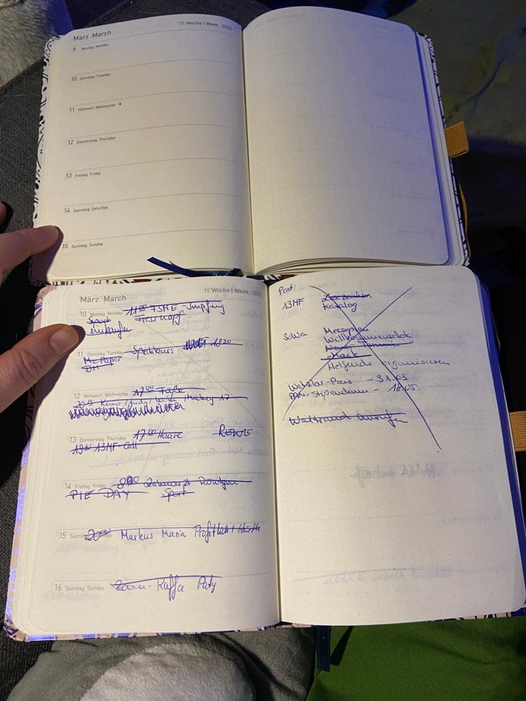 Vergleich zwischen dem leeren Kalender (oben) und dem alten Kalender (unten). Der alte Kalender enthält viele durchgestrichene Einträge. Am oberen Kalender erkennt man die Aufteilung der Seiten: Die linke Seite enthält ein Feld je Wochentag, die rechte Seite ist leer. 