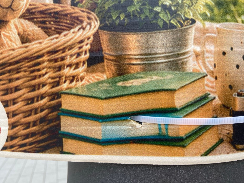 Ein Stapel Hardcover-Bücher, bei denen die linke untere Ecke fehlt, wie abgeschnitten. 